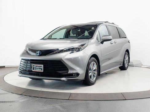 Certified 2025 Toyota Sienna XLE w/ XLE Plus Package AWD/4WD image 3