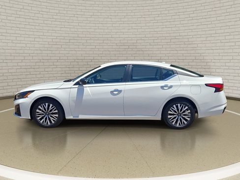 Used 2025 Nissan Altima 2.5 SV FWD image 8