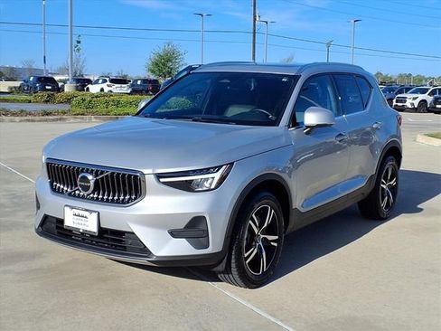 Used 2025 Volvo XC40 B5 Core AWD/4WD image 3