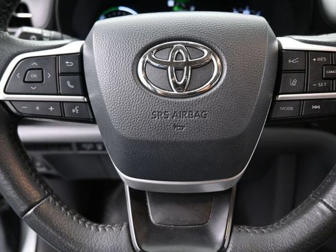Used 2024 Toyota Sienna XLE FWD image 32