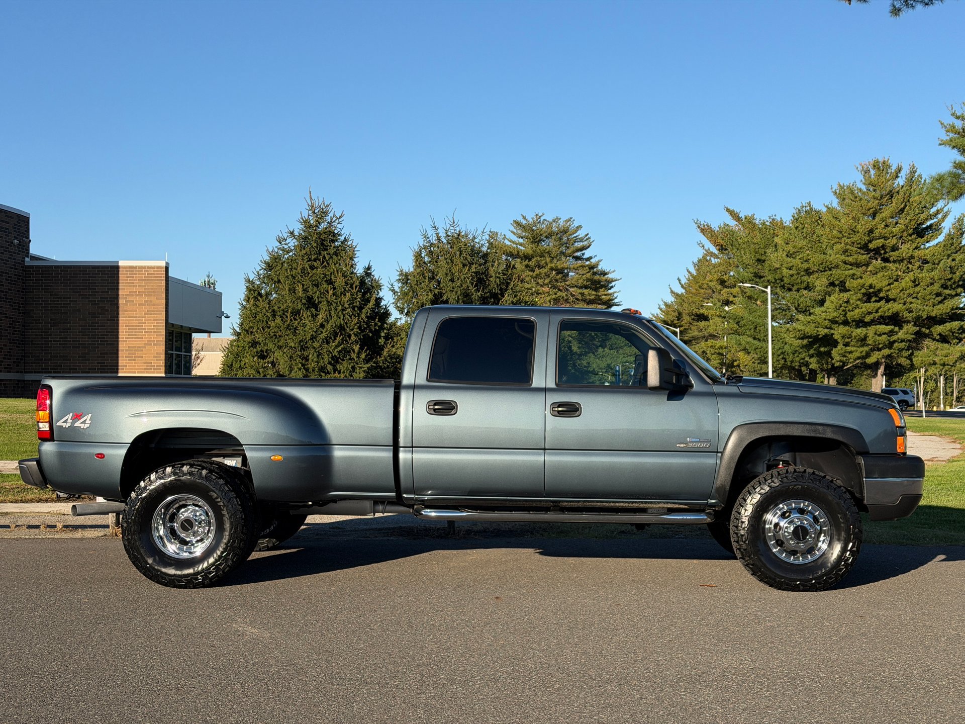 Used 2006 Chevrolet Silverado 3500 LT w/ Heavy-Duty Power Package AWD/4WD image 4