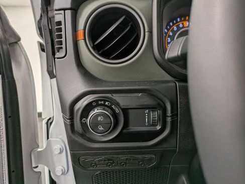 Used 2025 Jeep Gladiator Mojave AWD/4WD image 22