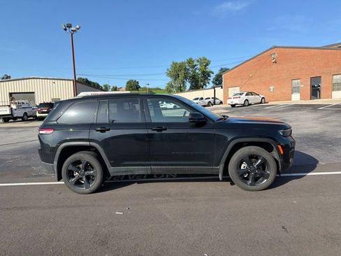 Used 2024 Jeep Grand Cherokee Altitude AWD/4WD image 4