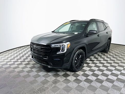 Used 2023 GMC Terrain SLE w/ Driver Convenience Package image 4