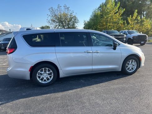 New 2026 Chrysler Pacifica Select image 8