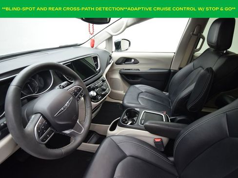 Used 2024 Chrysler Pacifica Touring-L image 9