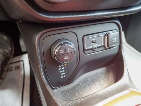 Used 2016 Jeep Renegade Trailhawk AWD/4WD image 28