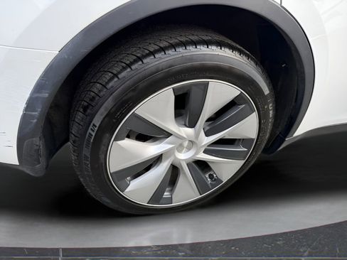 Used 2023 Tesla Model Y Long Range image 9