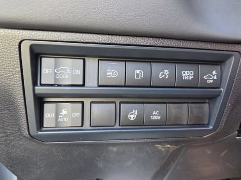 Used 2025 Toyota Sequoia Platinum AWD/4WD image 31