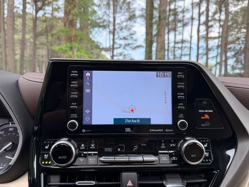 Used 2022 Toyota Highlander Limited FWD image 5