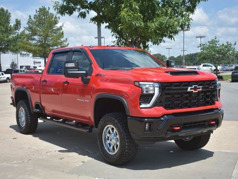 Used 2025 Chevrolet Silverado 2500 ZR2 w/ Technology Package AWD/4WD image 3