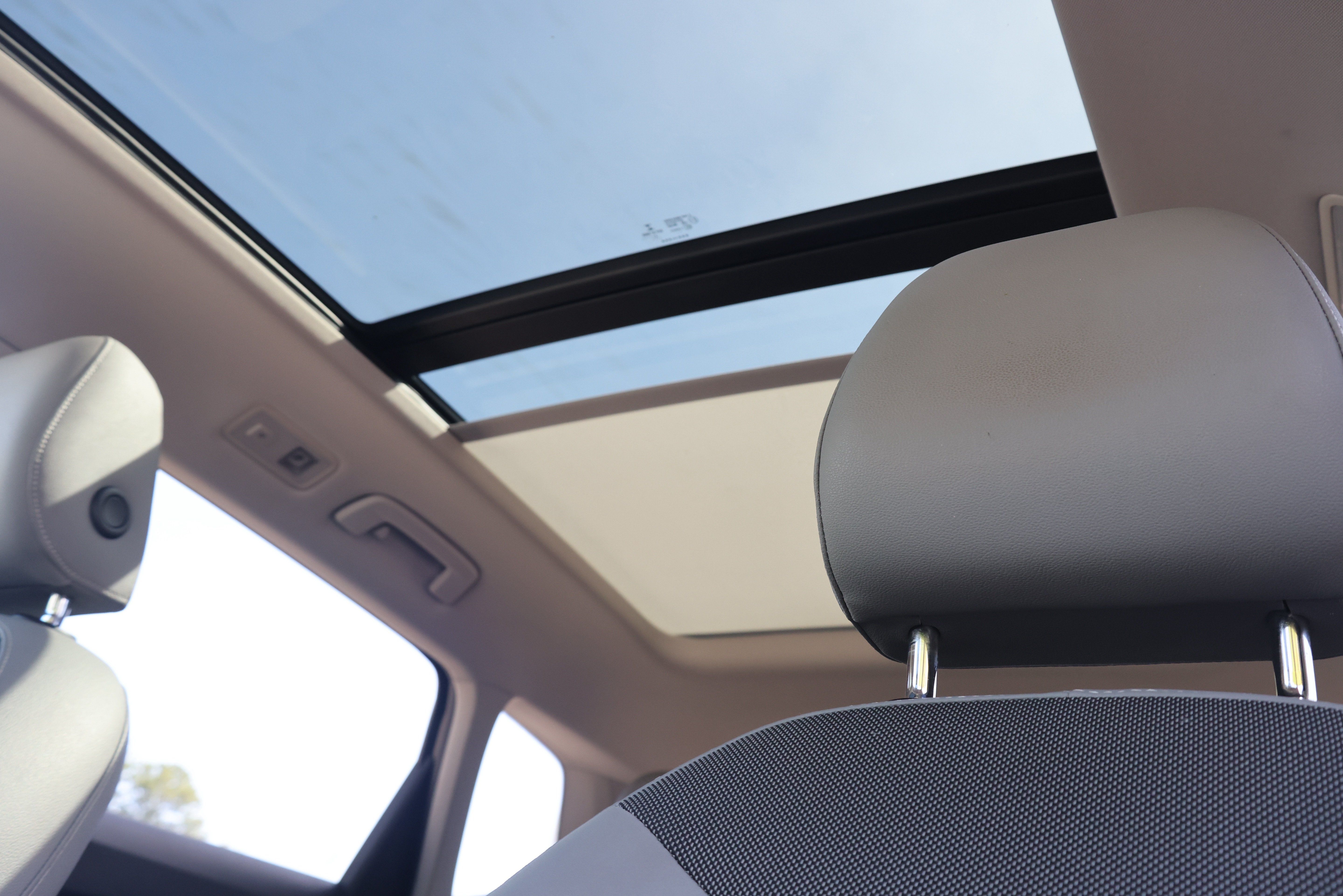 Used 2022 Volkswagen Taos SE w/ Panoramic Sunroof Package FWD image 29