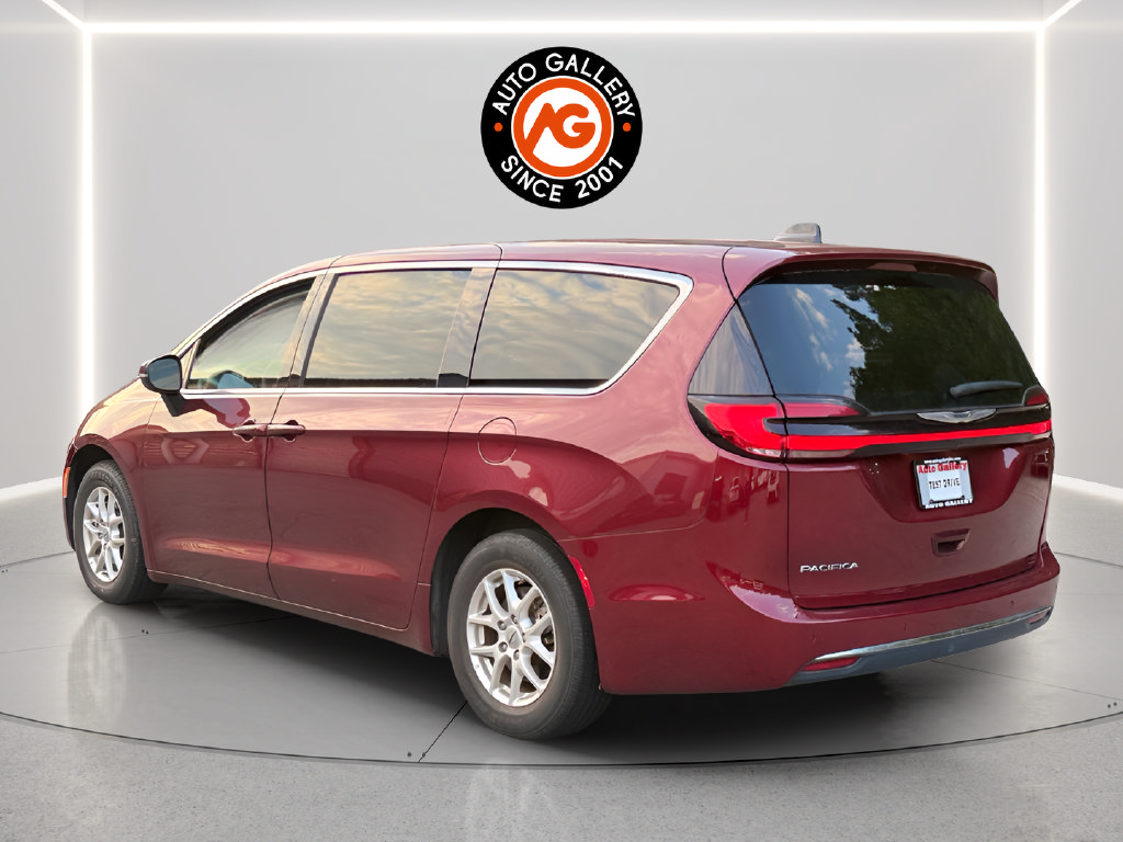 Used 2023 Chrysler Pacifica Touring-L FWD image 5