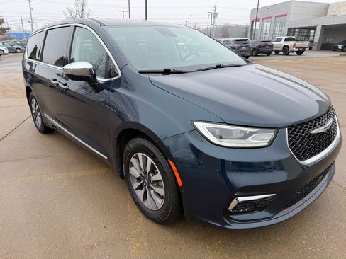 Used 2023 Chrysler Pacifica Limited image 8