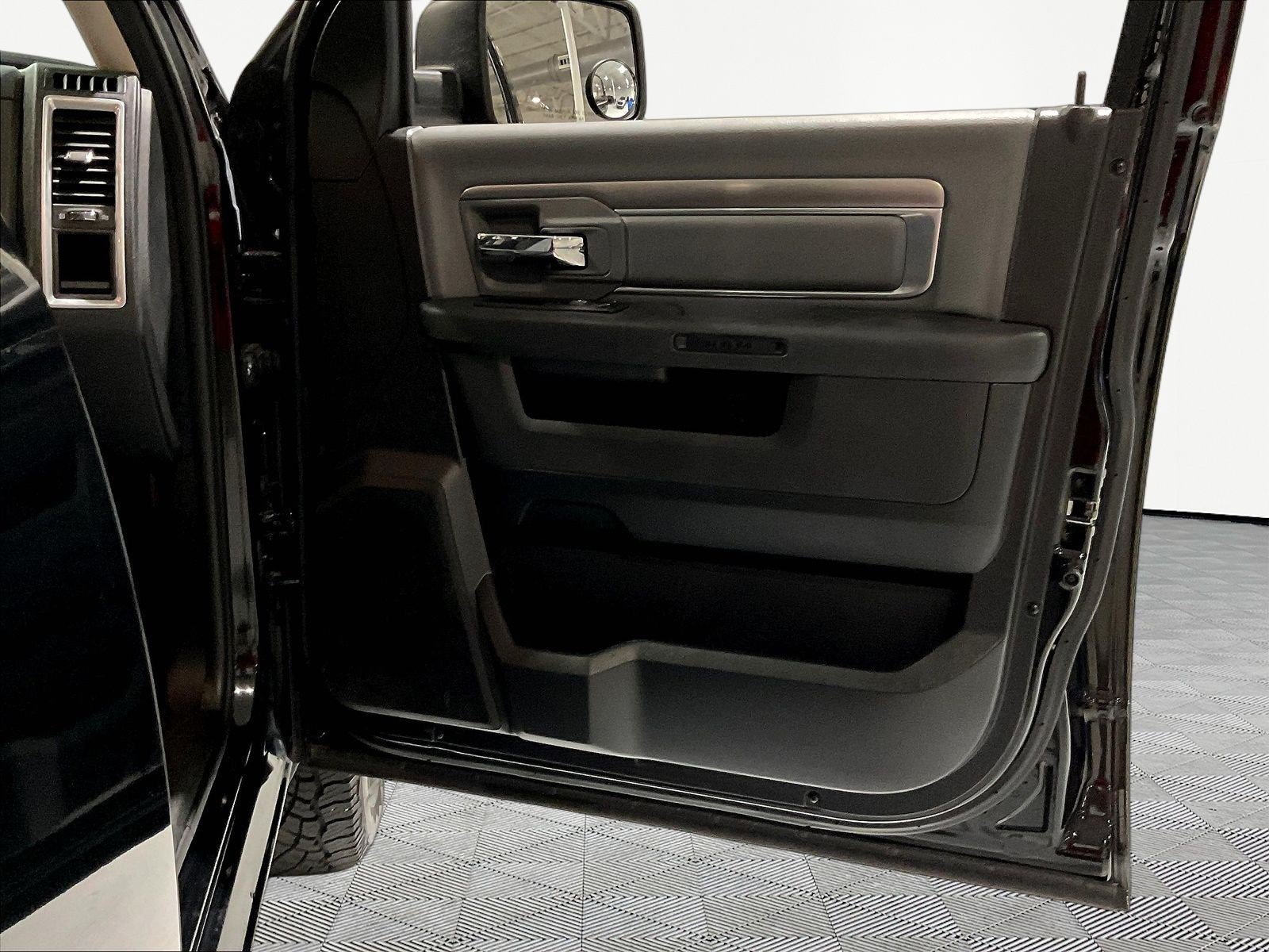 Used 2024 RAM 1500 Classic SLT AWD/4WD image 27