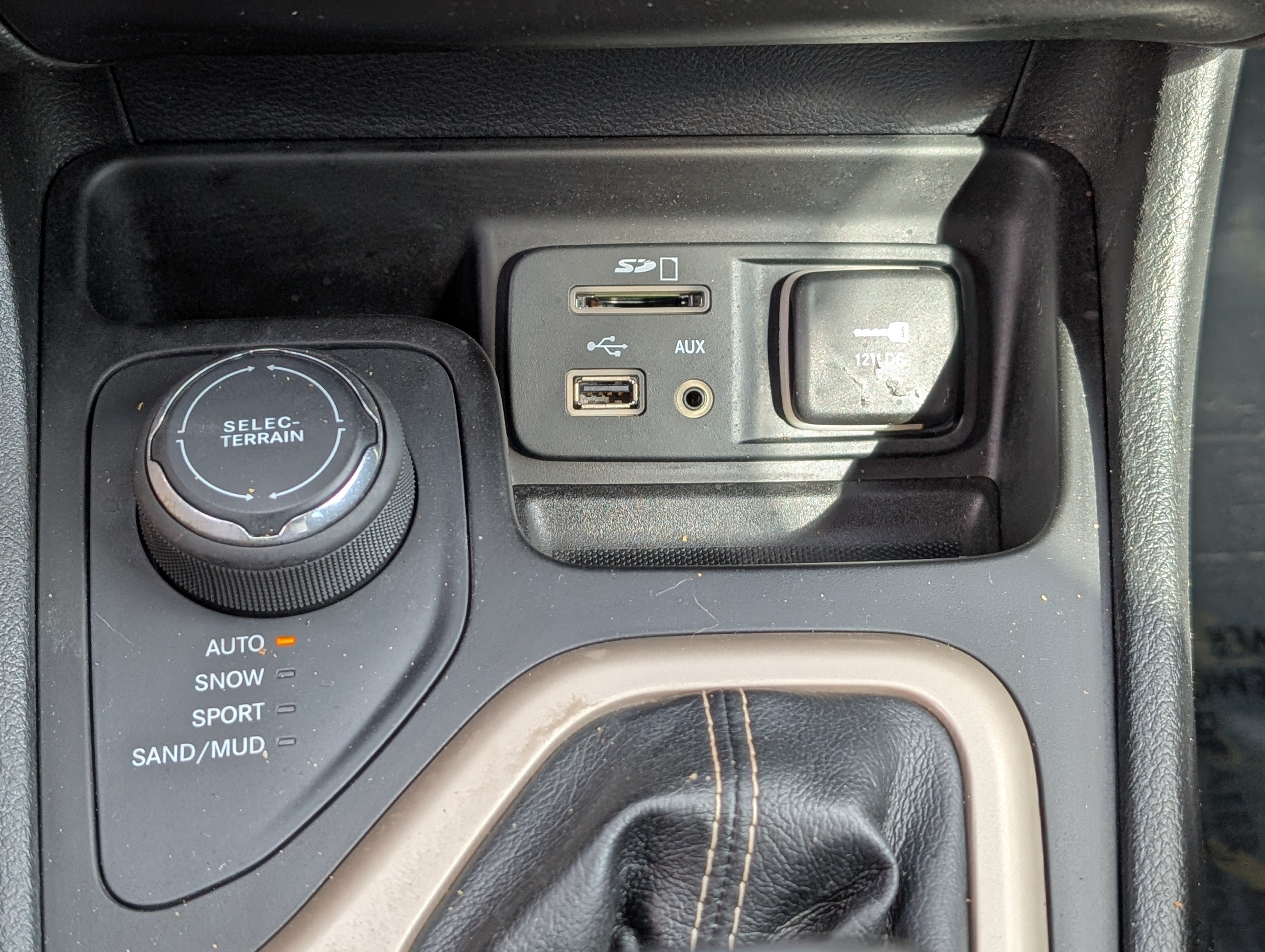 Used 2014 Jeep Cherokee Latitude AWD/4WD image 23
