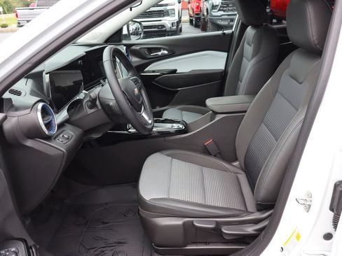Used 2024 Chevrolet Trax LT w/ Driver Confidence Package FWD image 4