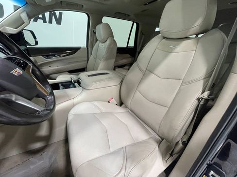 Used 2019 Cadillac Escalade Luxury image 16