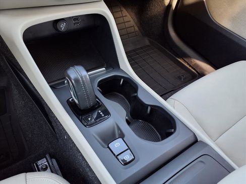 Used 2021 Volvo XC40 T4 Momentum w/ Protection Package Premier image 23