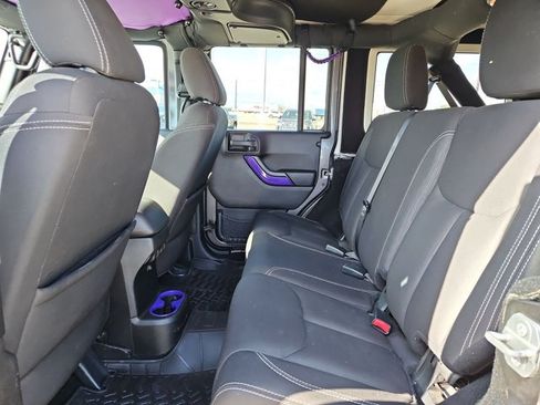 Used 2016 Jeep Wrangler Unlimited Sahara w/ Connectivity Group AWD/4WD image 17