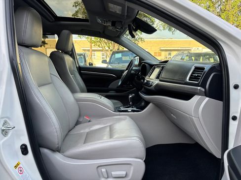 Used 2019 Toyota Highlander Limited FWD image 25