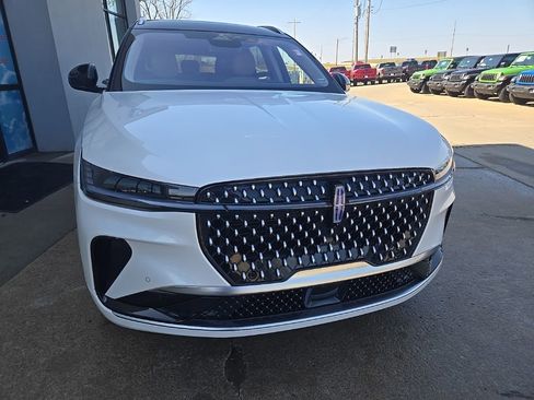 Used 2025 Lincoln Nautilus Reserve image 14