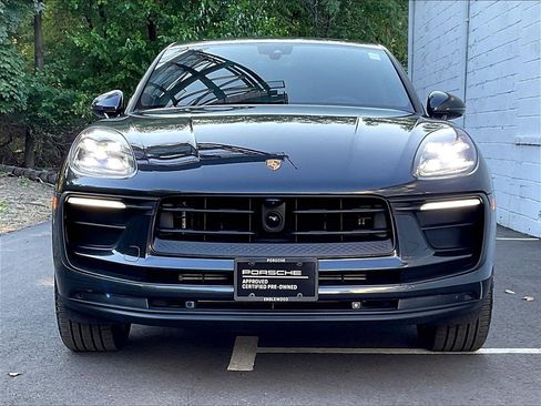 Certified 2025 Porsche Macan image 8