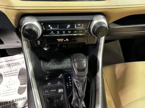 Used 2019 Toyota RAV4 LE FWD image 14
