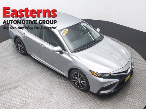 Used 2024 Toyota Camry SE image 3