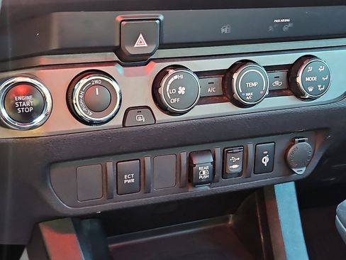 Used 2019 Toyota Tacoma TRD Sport image 14