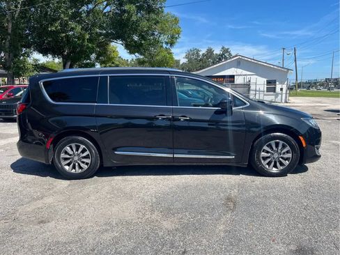 Used 2020 Chrysler Pacifica Touring-L FWD image 4