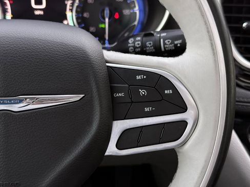 Used 2020 Chrysler Pacifica Limited FWD image 38