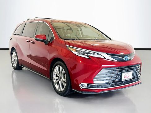 Used 2023 Toyota Sienna Platinum FWD image 3