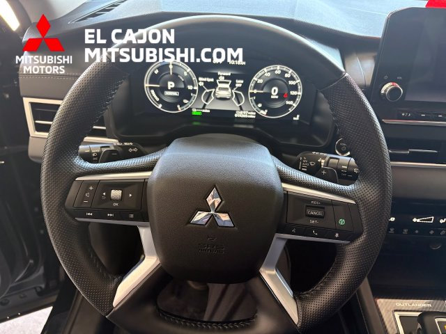 Used 2025 Mitsubishi Outlander SE AWD/4WD image 16