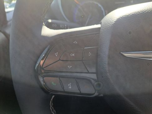 Used 2025 Chrysler Pacifica Limited FWD image 23