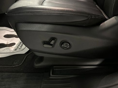 Used 2025 Chrysler Pacifica Select image 13