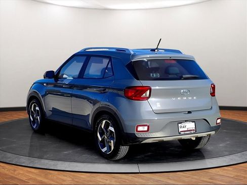 Used 2023 Hyundai Venue SEL image 21