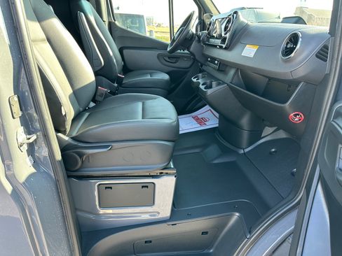 Used 2025 Mercedes-Benz Sprinter 2500 image 31