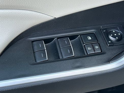 Used 2025 Toyota RAV4 XLE w/ Convenience Package FWD image 12