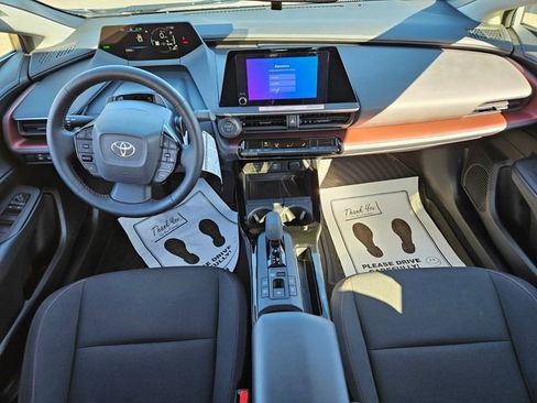 Used 2025 Toyota Prius Plug-In Hybrid image 9
