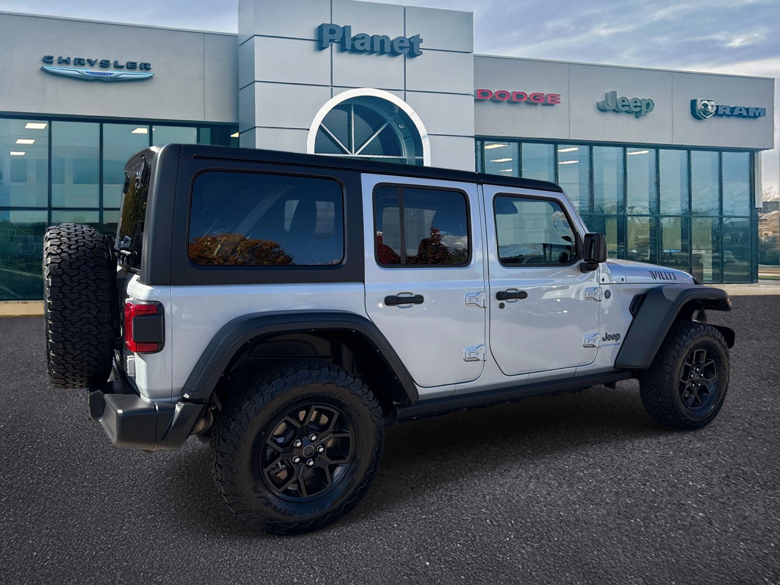 Used 2024 Jeep Wrangler Unlimited AWD/4WD image 2