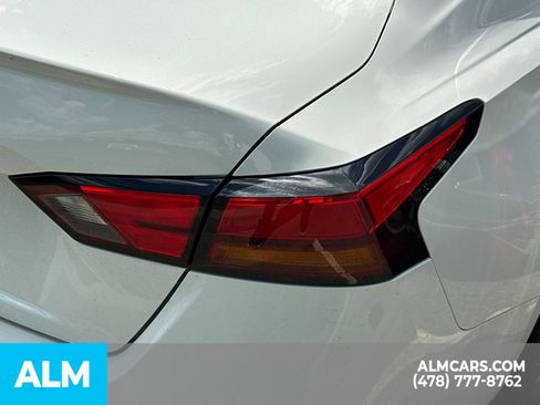 Used 2025 Nissan Altima 2.5 SV FWD image 11