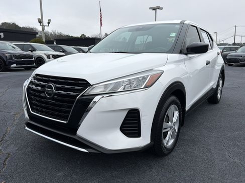 Used 2021 Nissan Kicks S image 3