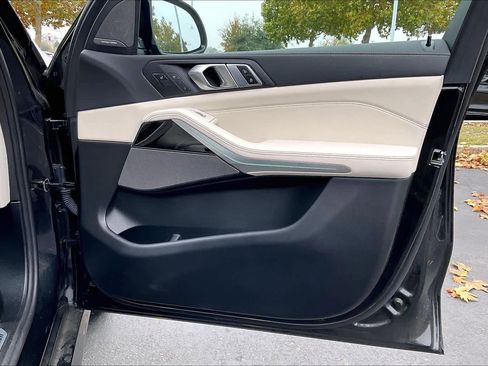 Used 2025 BMW X7 M60i image 25
