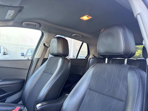 Used 2021 Chevrolet Trax LT w/ LT Convenience Package FWD image 16
