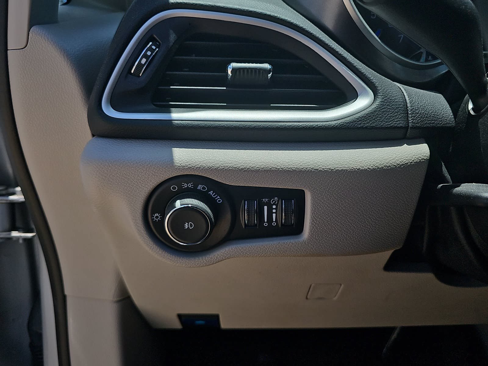Used 2024 Chrysler Pacifica Touring-L FWD image 24