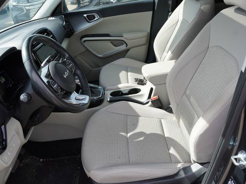 Used 2023 Kia Soul EX image 4