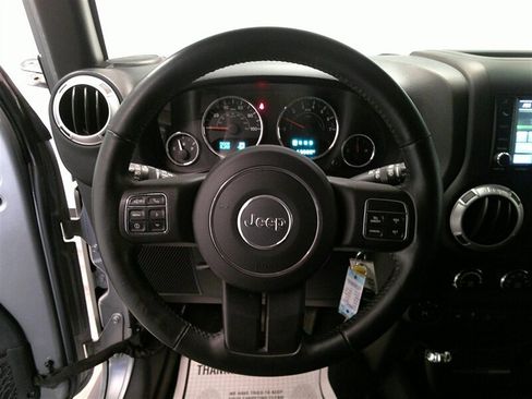 Used 2016 Jeep Wrangler Unlimited Rubicon w/ Connectivity Group image 15