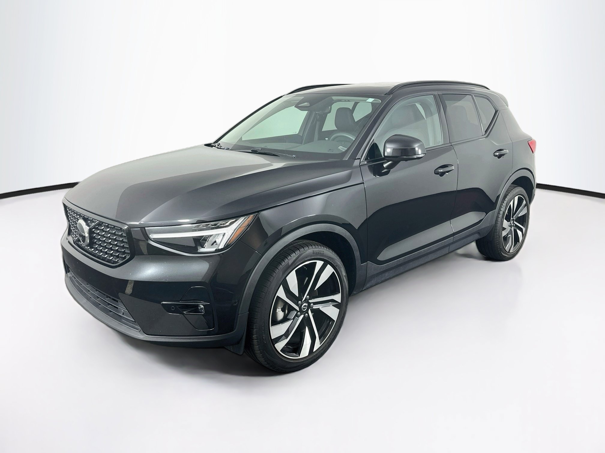 Used 2024 Volvo XC40 B5 Plus w/ Protection Package Premier AWD/4WD image 3
