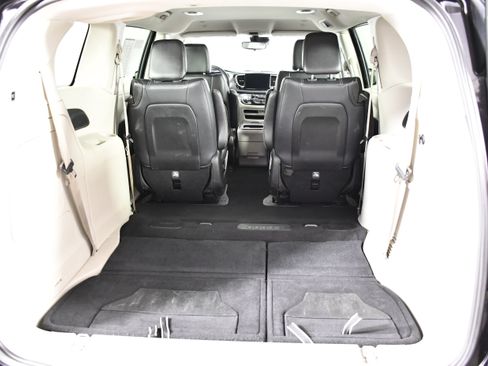 Used 2024 Chrysler Pacifica Limited FWD image 47